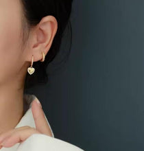 Load image into Gallery viewer, Alia Huggie in Gold
