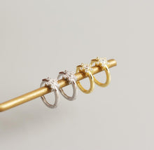 Load image into Gallery viewer, Camilla Huggie in Silver
