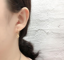 Load image into Gallery viewer, Esme Huggie in Silver

